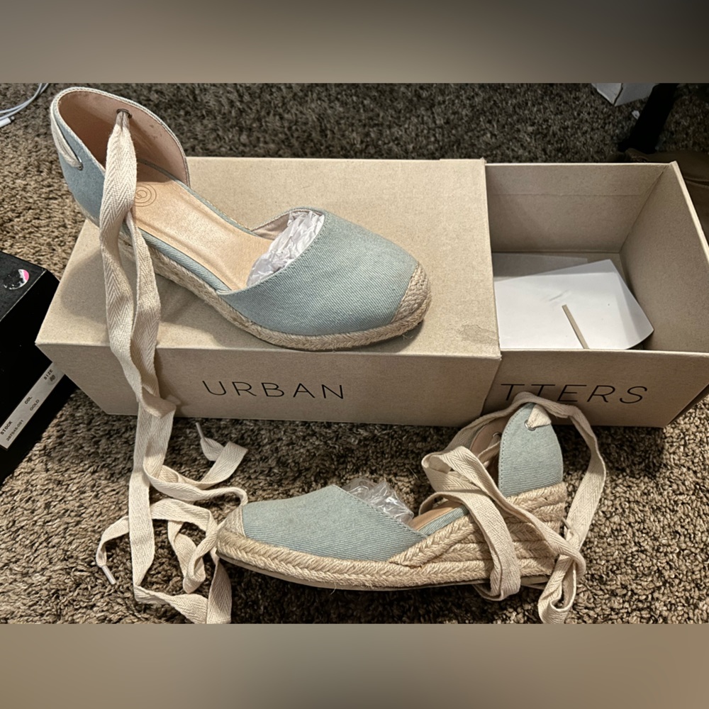 Size 8 urban outfitters wedges